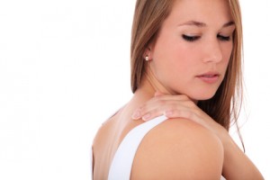 Attraktive Frau klagt über Schulterverspannung